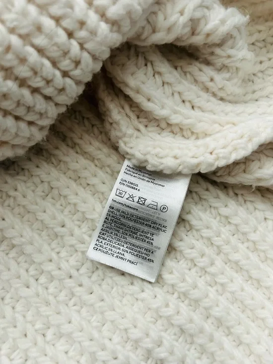 H&M V-Neck Ribbed Crop Sweater - Picture 6 of 6